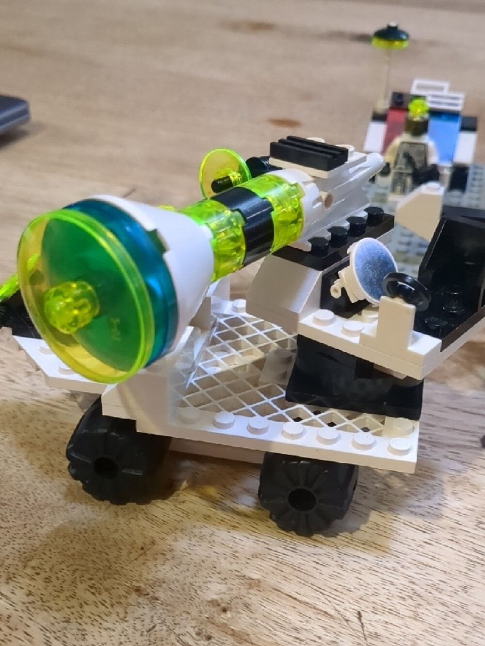 Lego 6958-1 Android Base - 3 Minifigs - All Pieces - Picture 3 of 14